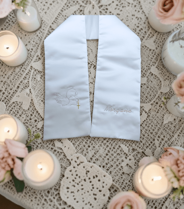 étole de baptême  ange qui prie broderie or