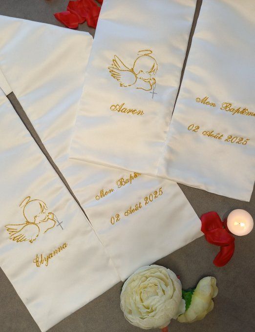 étole de baptême  ange qui prie broderie or