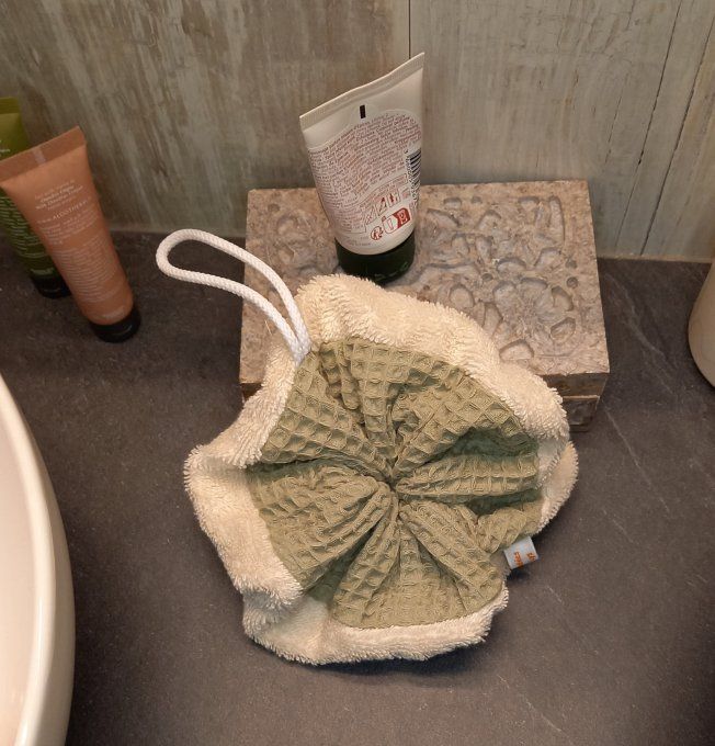 Fleur de douche beige et verte