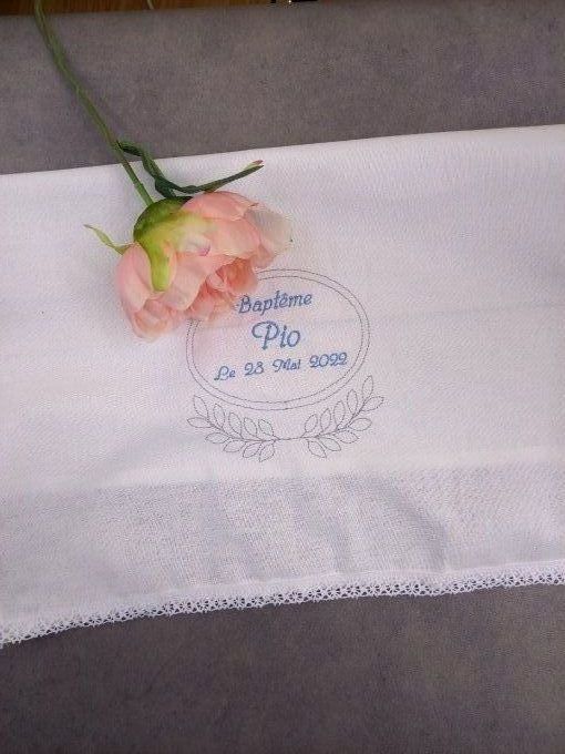 serviette de baptême personnalisée et brodée